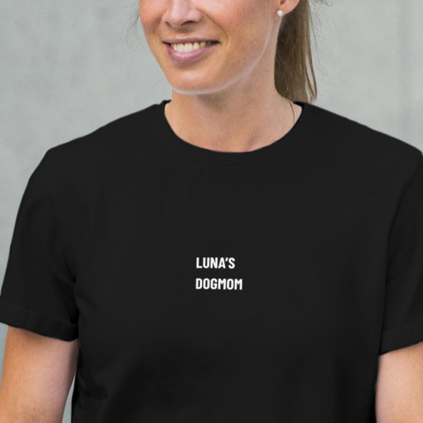 Daily Tee „Dogmom“ - Personalisierbar / 3 Farben